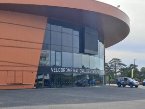 Photo prise de l'extérieur du Vélodrome de Saint Quentin En Yvelines pour un événement CPME avec le GEYVO recrutement en temps partagé