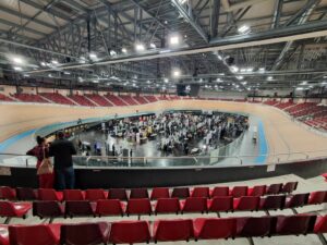 Photo prise des gradins de l'intérieur du Vélodrome de Saint Quentin En Yvelines pour un événement CPME avec le GEYVO recrutement en temps partagé