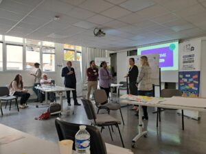 GEYVO recrutement en temps partagé au MIREC sur le thème « Tutorat, mentorat et parrainage : des solutions concrètes au service du retour à l’emploi ». Gens dans une salle avec table et écran de projection.