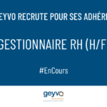 Visuel d'accroche pour un recrutement par le GEYVO. Texte blanc : le geyvo recrute pour ses adhérents ; gestionnaire rh (h/f) ; #encours Fond bleu Bandeau blanc en bas avec le logo du geyvo