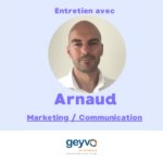 Illustration pour l'entretien de Arnaud, talent partagé du GEYVO. Fond mauve. Texte pourpre : entretien avec Arnaud, marketing communication. Photo de Arnaud en couleur. Bandeau blanc en bas avec le logo du geyvo
