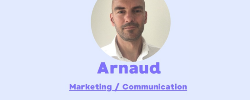 Illustration pour l'entretien de Arnaud, talent partagé du GEYVO. Fond mauve. Texte pourpre : entretien avec Arnaud, marketing communication. Photo de Arnaud en couleur. Bandeau blanc en bas avec le logo du geyvo